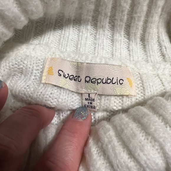 Cozy White Turtleneck Sweater - Picture 3 of 5